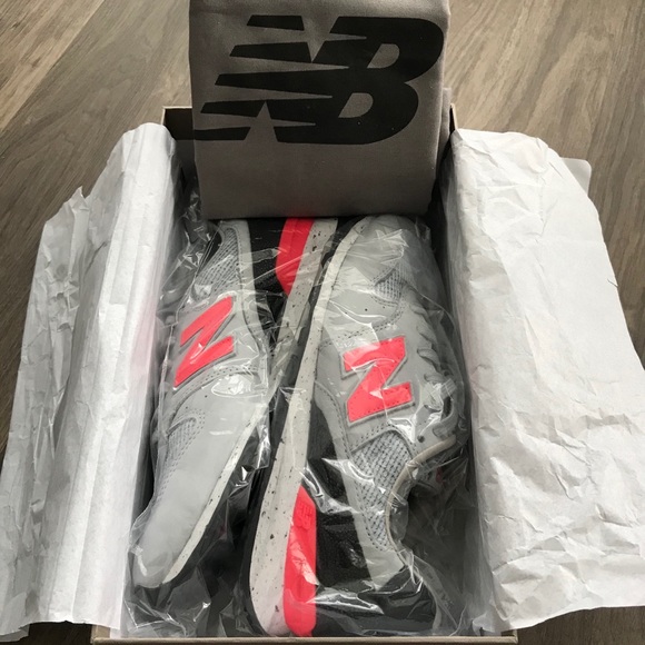 *NWT* New Balance Embossed Leather Sneaker - Picture 3 of 3